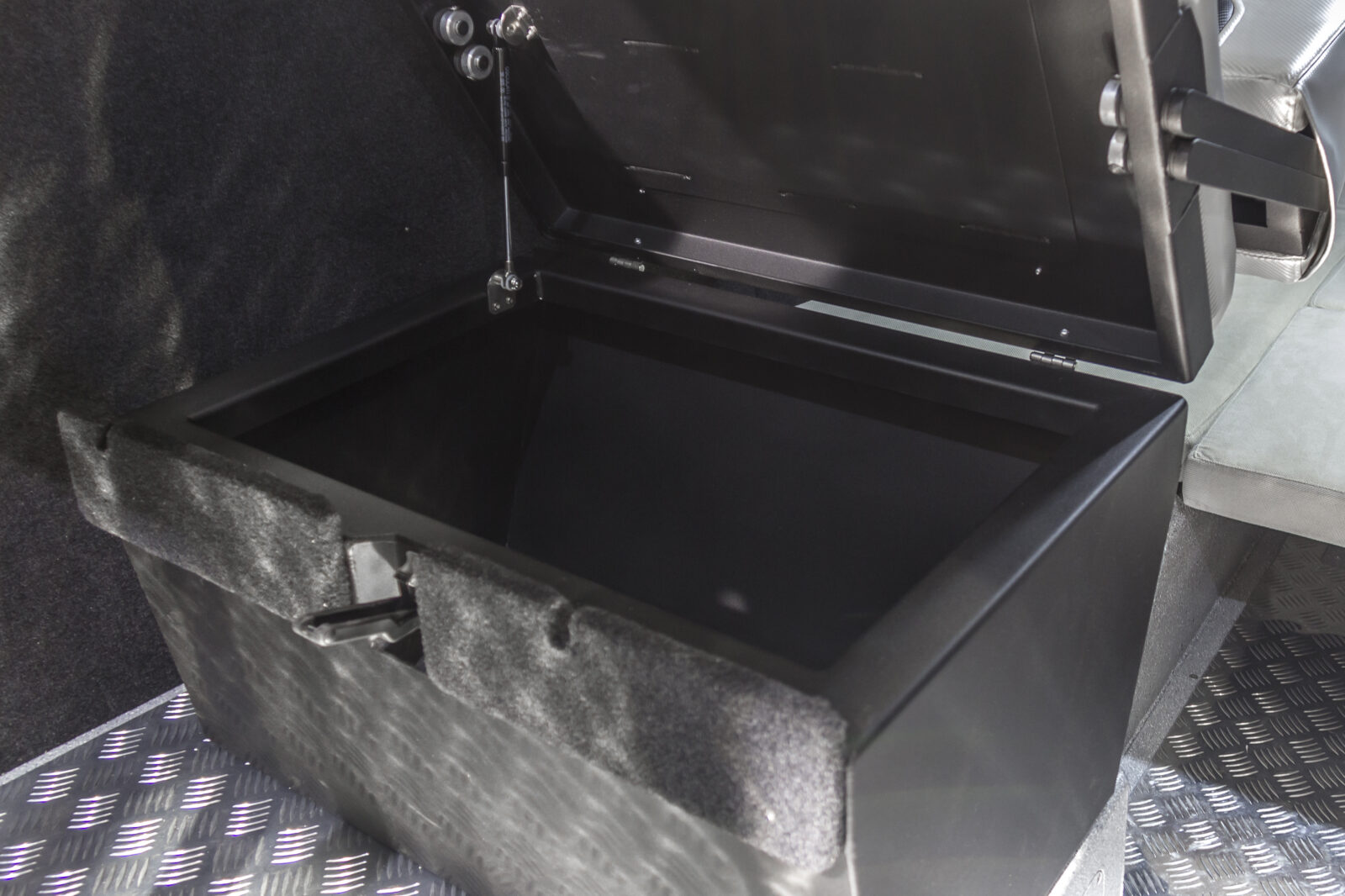 VOYAGER 700 CABIN více informací na www.vboats.cz - Image 11
