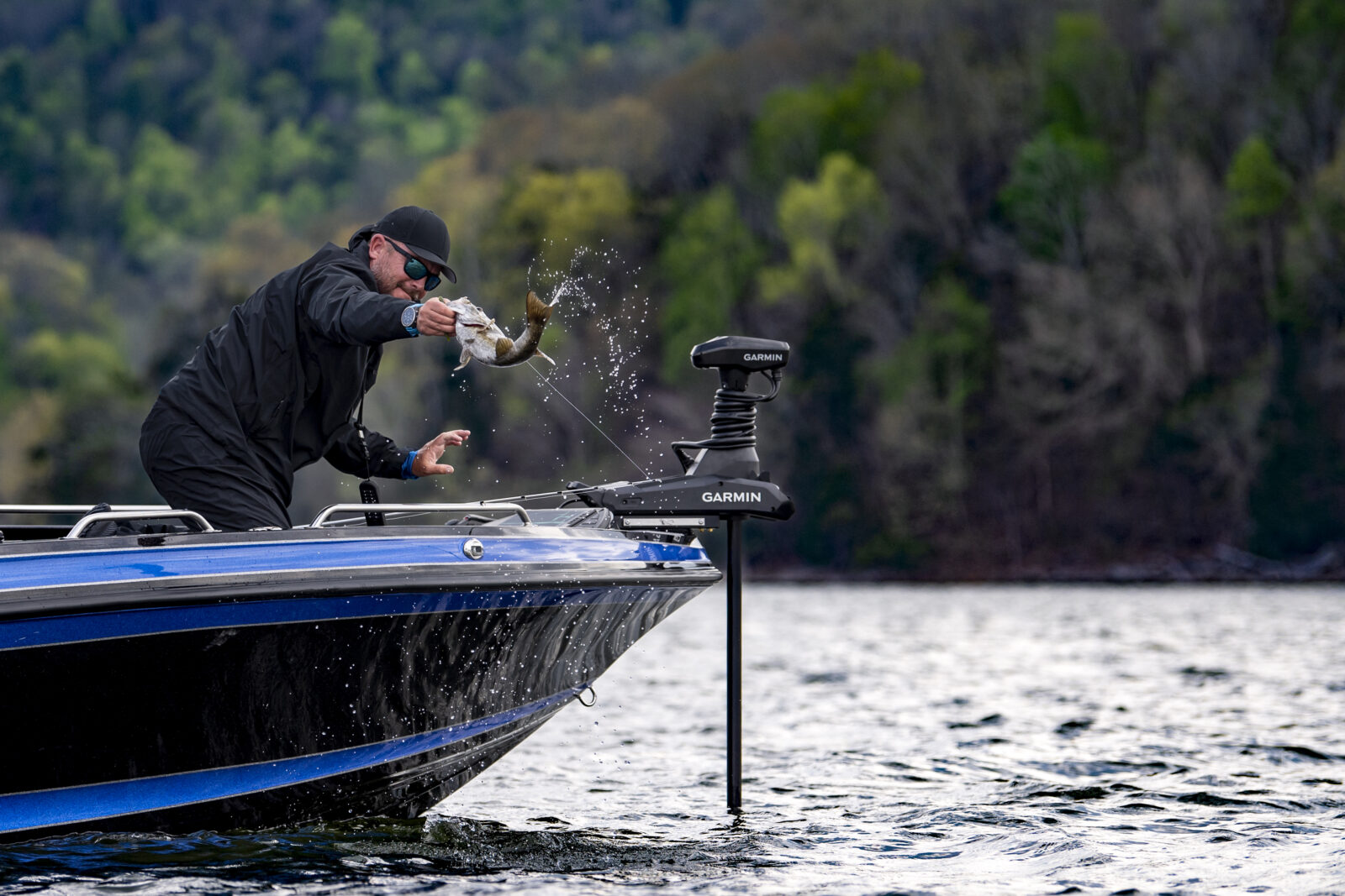 GARMIN Příďový motor Force® Kraken, Černý 75″ (1,9m) se sondou GT56UHD-TR - Image 11